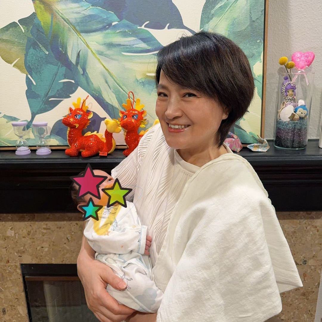 王颖抱着新生儿 / Ying Wang holding a newborn